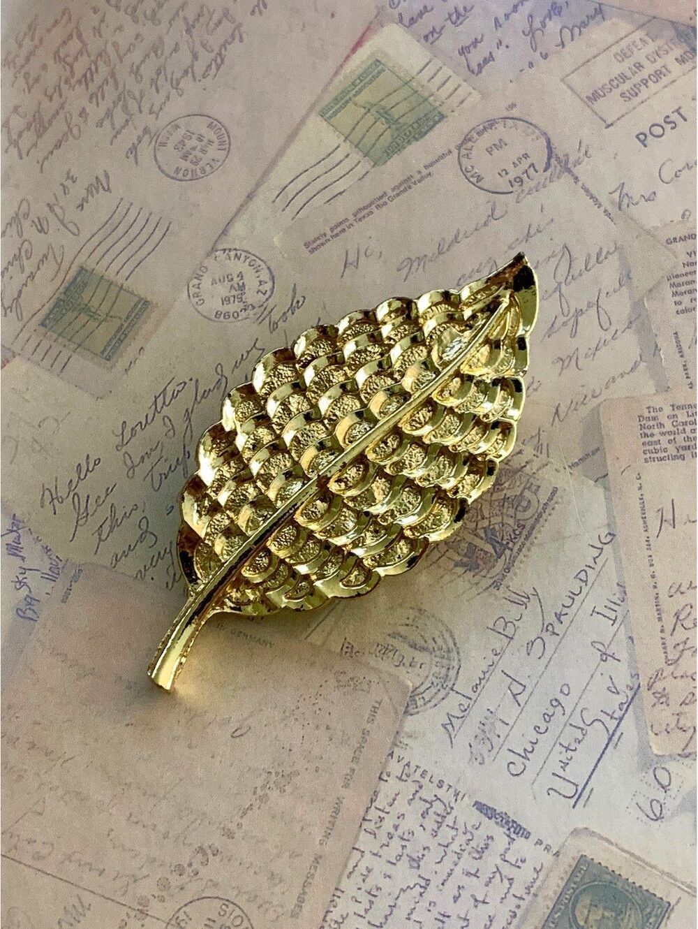 Vintage Shiny Gold Leaf Brooch Pin - Elegant Nature Inspired Accessory